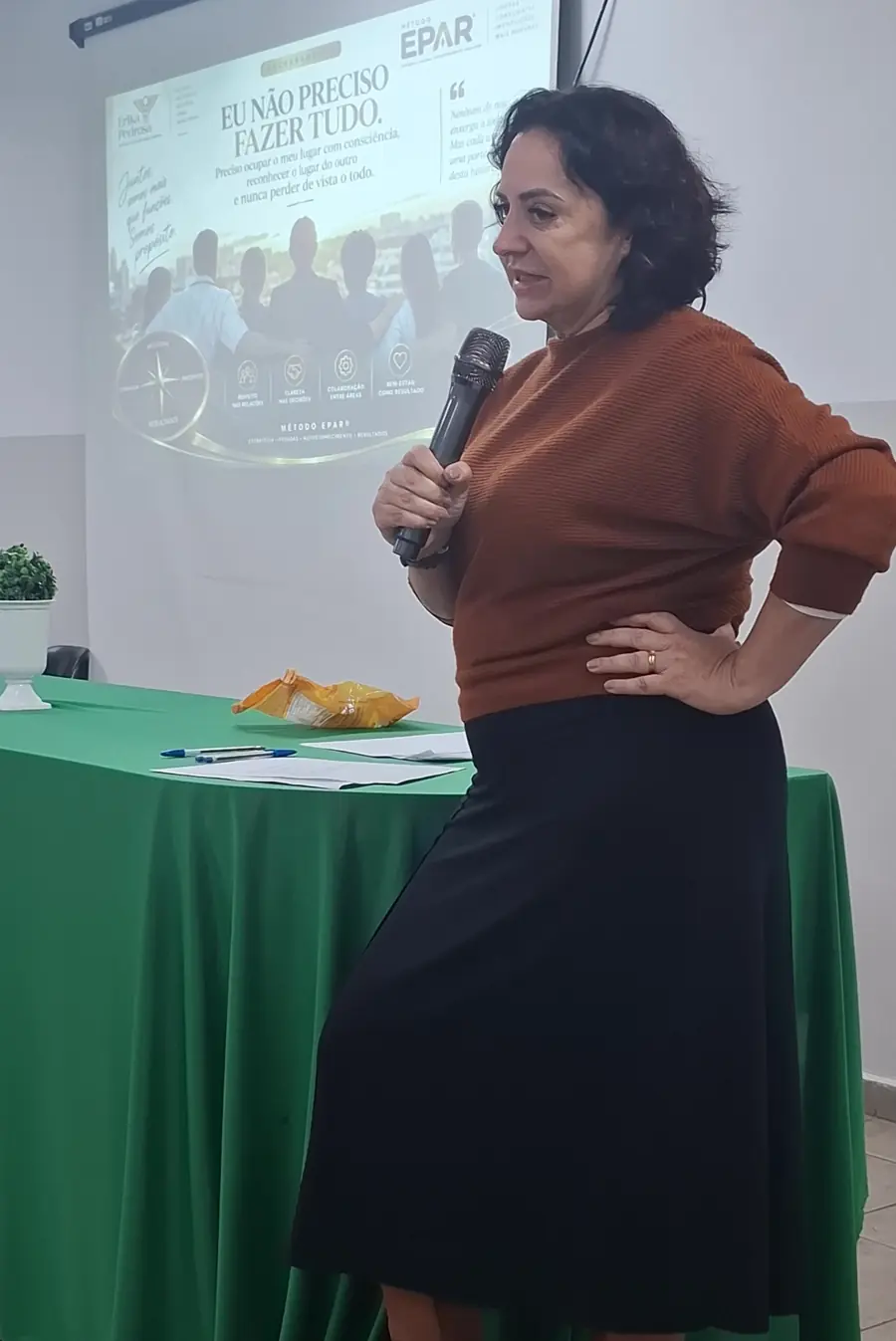 Erika Pedrosa conduzindo treinamento com microfone