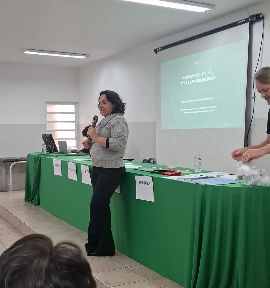 Erika conduzindo treinamento