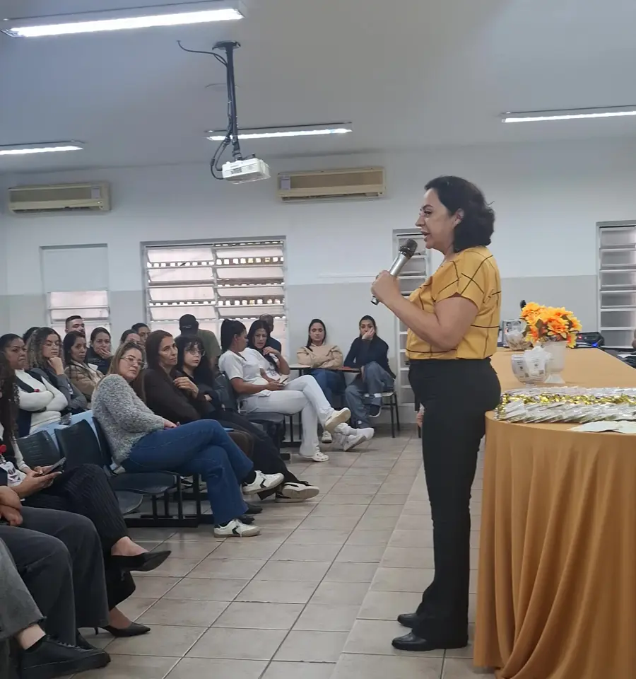 Erika falando para a turma